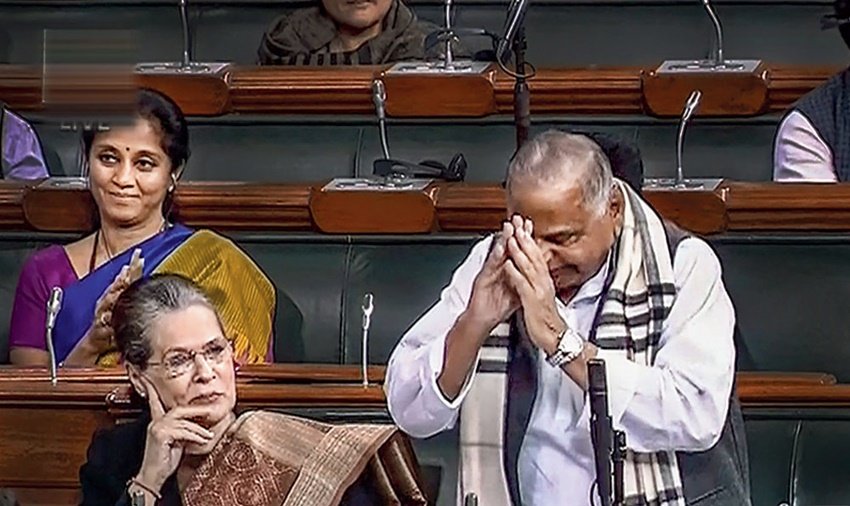मणिशंकर अय़्यर ने मुलायम के बारे में कहा था कि मैं ऑक्‍सफोर्ड-कैंब्रिज में पढ़ा हूं, तुम्‍हारे नेता को तो ठीक से हिंदी बोलना भी नहीं आती। वह महिला विरोधी है। अमर सिंह यहां तक उनकी बात सुनते रहे। ( <a href="https://www.jansatta.com/photos/picture-gallery/sonia-gandhi-atal-bihari-vajpayee-relationship-when-rahul-gandhi-mother-call-late-bjp-leader-after-that-horrible-incident/1741666/">उस हादसे के बाद सोनिया गांधी ने अटल बिहारी को किया था फोन, जवाब मिला- मेरा छोड़िए अपना बताइए</a> )