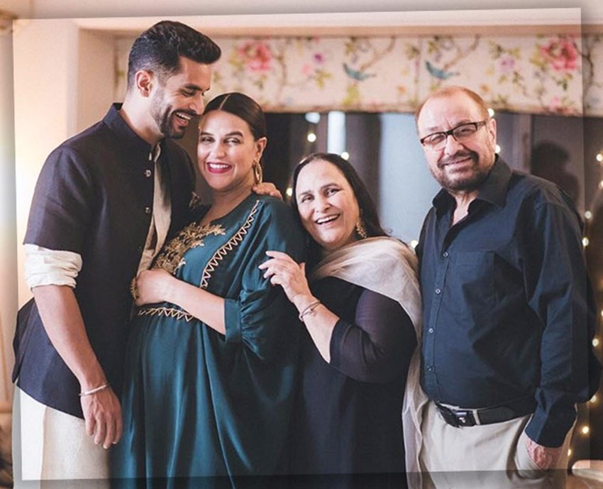 नेहा के पति अंगद ने एक बार वह वाकया शेयर किया था जिसमें उन्होंने बताया था कि जब उन्होंने नेहा के पैरेंट्स को शादी से पहले ही उनकी प्रेग्नेंसी की खबर दी तो कैसा माहौल था।