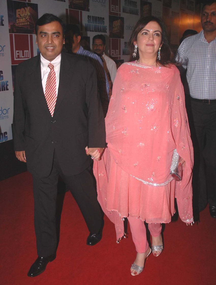 नीता अंबानी रेड कार्पेर्ट पर हो या किसी फंक्शन में उनकी ड्रेस, एक्सेसरीज और स्टाइल पर सबकी नजर रहती है। (<a href="https://www.jansatta.com/photos/lifestyle-gallery/mukesh-ambani-wife-nita-ambani-is-famous-as-tiger-mom-in-house-isha-opened-many-secrets-about-her-mother/1750135/ ">‘टाइगर मॉम’ के नाम से फेमस है मुकेश अंबानी की पत्नी नीता अंबानी, ईशा ने मां को लेकर खोले थे कई राज </a> )