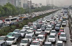 दिल्ली की सड़कों पर पुरानी कार चलाना पड़ेगा महंगा, भरना पड़ेगा 10 हजार रुपये का चालान