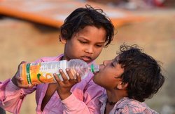 पिता के शव के साथ घर में तीन दिन पड़े रहे मासूम बच्चे, भूख से हुए बेहाल तो बाहर निकले