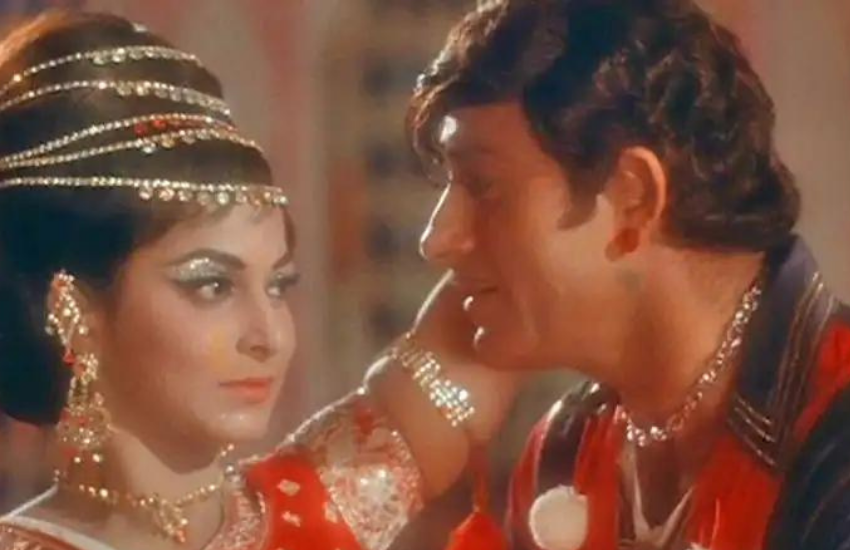 वहीदा रहमान ने एक्टर राजकुमार के साथ कई फिल्में की थीं। उल्फत की नई मंजिलें फिल्म करते हुए वहिदा और राजकुमार कभी घुल-मिल गए थे। (<a href=" https://www.jansatta.com/photos/lifestyle-gallery/rajkumar-used-to-get-his-brother-to-investigate-the-brand-of-liquor-before-going-to-the-party/1732814/ "> पार्टी में जाने से पहले राजकुमार करवाते थे भाई से तहकीकात, इस खास चीज की होती थी विशेष जांच </a> )