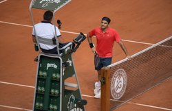 French Open 2021: 16 महीने बाद वापसी करने वाले रोजर फेडरर को बीच मैच में आया गुस्सा, कोर्ट पर ही अंपायर से भिड़े
