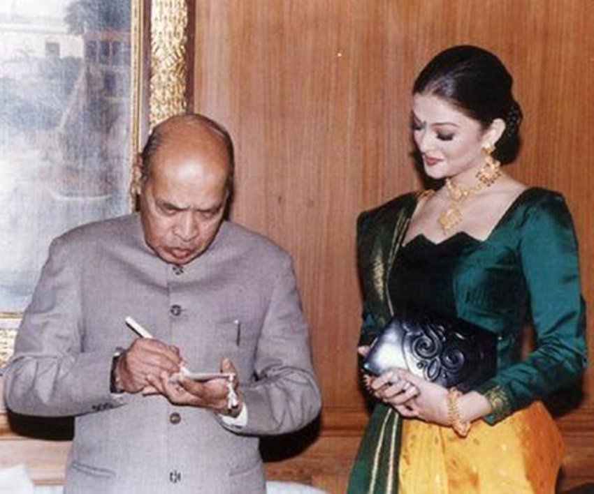 ऐश्वर्या राय ने 1994 में मिस वर्ल्ड का खिताब जीता था। खिताब जीतने के बाद वह तत्कालीन प्रधानमंत्री नरसिम्हा राव से दिल्ली में मिली थीं।