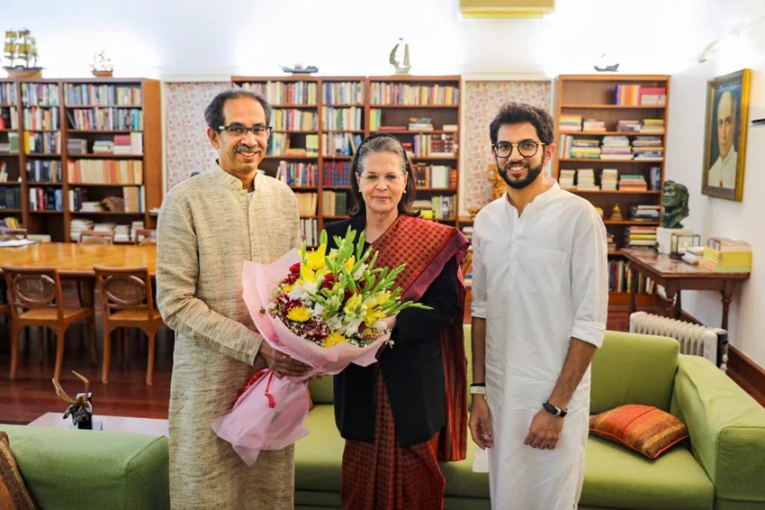 ऑफिस में एक तरफ दीवार पर पंडित जवाहर लाल नेहरू की तस्वीर भी टंगी है।