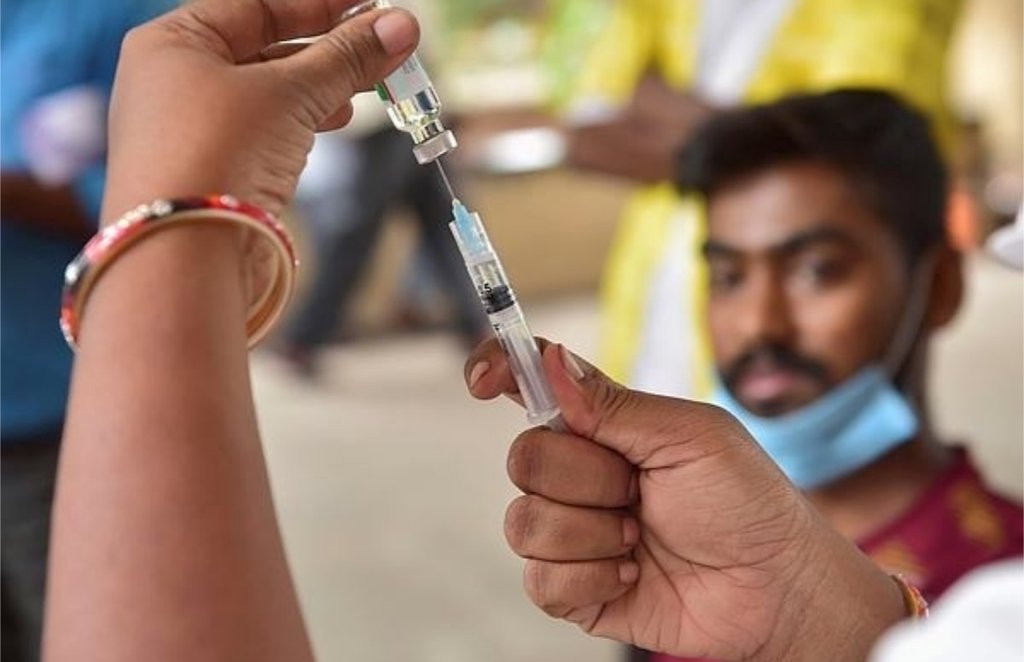 एक रिसर्च में पाया गया है कि कोवैक्सीन की तुलना में कोविशील्ड टीके से ज्यादा एंटीबॉडी बनती है।(फोटो- पीटीआई)