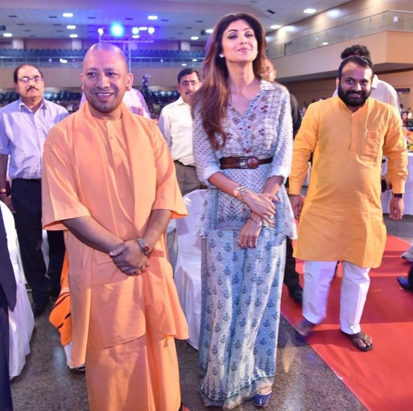 लखनऊ में एक कार्यक्रम के दैरान अभिनेत्री शिल्पा शेट्टी और यूपी सीएम।