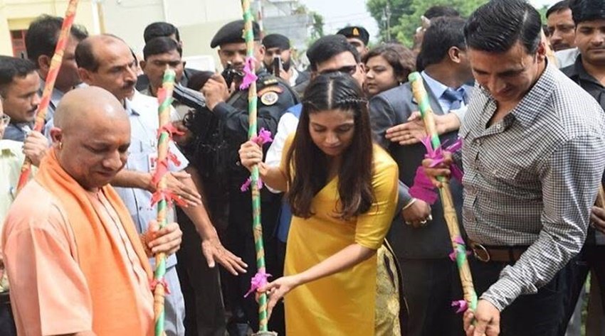 एक्ट्रेस भूमि पेडनेकर और अक्षय कुमार के साथ एक जन जागरुकता अभियान के दौरान लखनऊ की सड़कों पर सफाई करते यूपी सीएम।