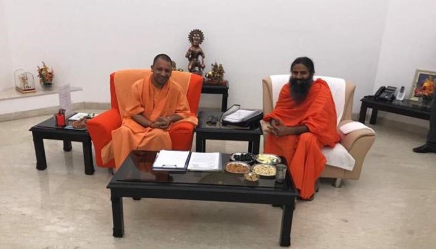 योगी आदित्यनाथ के ऑफिस में जितनी भी कुर्सियां हैं उनमें सिर्फ सीएम की कुर्सी पर ही भगवा तौलिया रखा जाता है। ( <a href="https://www.jansatta.com/photos/picture-gallery/bjp-leader-sambit-patra-office-photos-see-inside-photos-of-pm-narendra-modi-close-aide-people-troll-him/1717958/">BJP के संबित पात्रा का ऑफिस: पेन स्टैंड में रखते हैं कंघी, उतनी ही किताबें जितनी कैमरे पर आए नजर</a> )