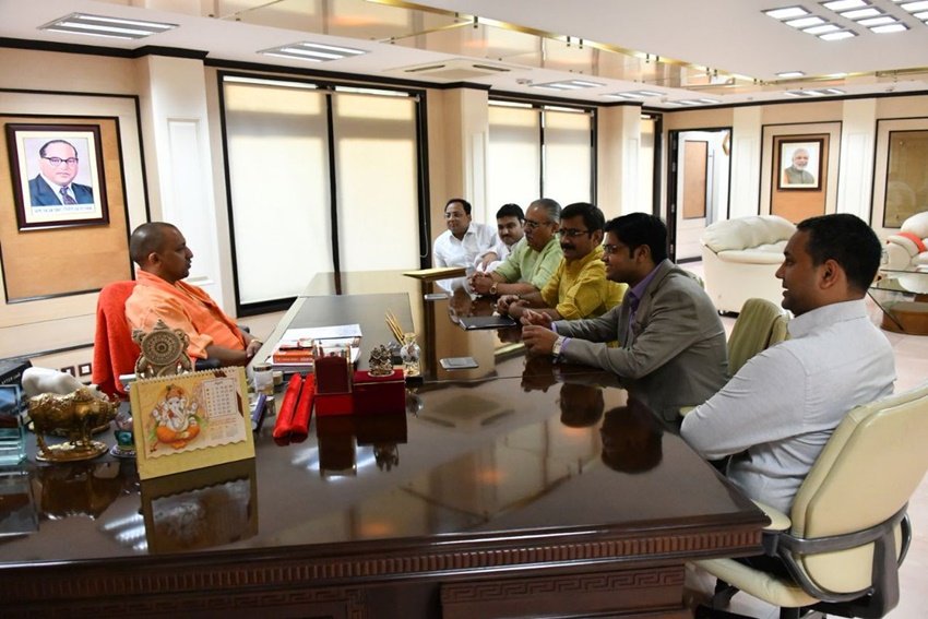 योगी के ऑफिस में दीवार पर भीमराव अंबेडकर और पीएम नरेंद्र मोदी की तस्वीरें लगी हैं।