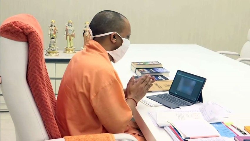 योगी आदित्यनाथ के ऑपिस में ज्यादातर फर्नीचर सफेद रंग के हैं। ( <a href="https://www.jansatta.com/photos/picture-gallery/congress-chief-sonia-gandhi-office-see-inside-photos-narendra-modi-contemparary-rahul-gandhi-priyanka-gandhi-mom-10-janpath-office/1738076/">हरा सोफा, टेबल पर शंख और दीवार पर नेहरू की फोटो, अंदर से ऐसा है सोनिया गांधी का ऑफिस</a> )