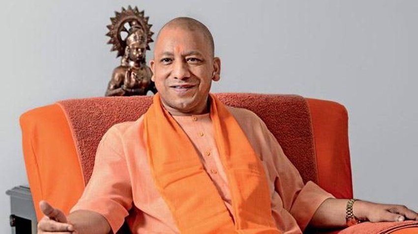 यूपी सीएम भगवान हनुमान के बड़े भक्त हैं। इस बात की तस्दीक इस बाते से भी होती है कि उनके ऑफिस में टेबल पर हनुमान की मूर्ति रखी रहती है।  ( <a href="https://www.jansatta.com/photos/news-gallery/aimim-chief-asaduddin-owaisi-age-bio-wiki-network-wife-family-and-personal-life-see-inside-house-photos-of-hyderabad-mp/1577550/">आलीशान झूमर और लाजवाब सजावट, अंदर से ऐसा है AIMIM चीफ असदुद्दीन ओवैसी का बंगला</a> )