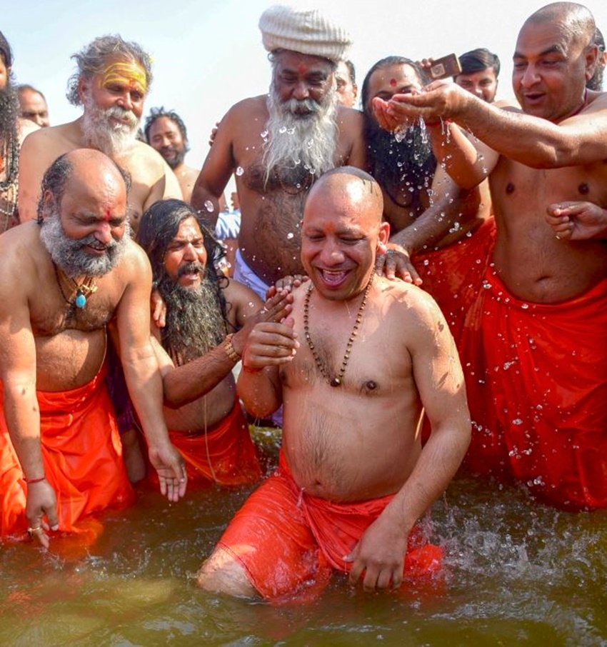 योगी आदित्यनाथ हमेशा गले में रुद्राक्ष की माला भी पहनते हैं। उनकी माला में रुद्राक्ष सोने की चेन में गुथे गए हैं। 
