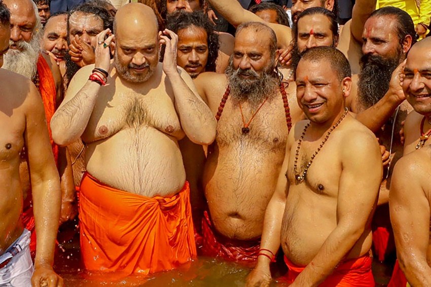 योगी के इस रुद्राक्ष माला में जो सोना लगा है उसकी कीमत उन्होंने 2017 में 26 हजार रुपए बताई थी। ( <a href="https://www.jansatta.com/photos/picture-gallery/yogi-aditya-nath-vs-akhilesh-yadav-when-mulayam-singh-yadav-son-and-dimple-yadav-husband-take-revenge-with-bjp-narendra-modi-amita-shah-up-cm-amid/1737633/">जब योगी आदित्यनाथ को पूड़ी खिलाने का ठान बैठे थे अखिलेश यादव, डिंपल के पति ने यूं पूरा किया था संकल्प</a> )