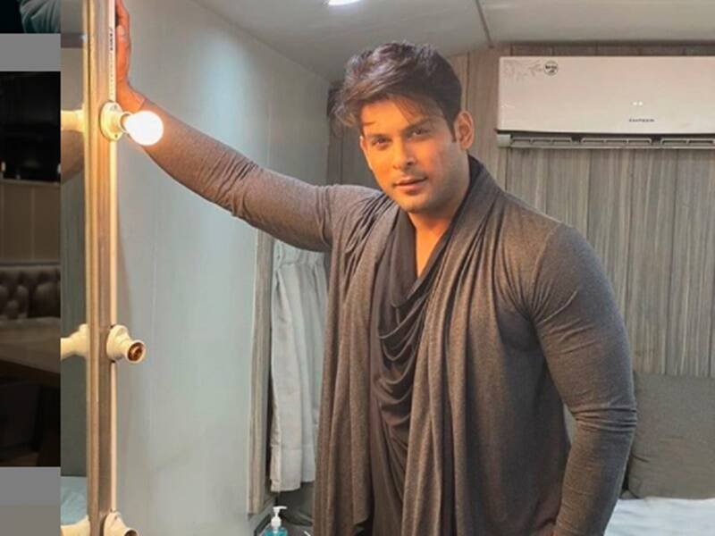 टीवी इंडस्ट्री के हैंडसम हंक सिद्धार्थ शुक्ला की लोकप्रियता सलमान खान के शो 'बिग बॉस 13' का हिस्सा बनने के बाद बढ़ी। हालांकि उन्हें हर हफ्ते इस शो के लिए 9 लाख रुपये की बड़ी रशु मिलती थी। इसके अलावा वो सीजन के विनर भी रहे थे और उन्हें 40 लाख रुपये की पुरस्कार राशि भी मिली थी।(मिथुन चक्रवर्ती की बहू मदालसा शर्मा को सीरियल अनुपमा में मिलती है बेहद कम फीस, जानिए पूरी स्टार कास्ट की कमाई )