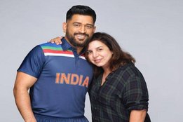 MS Dhoni in Team India Retro Jersey, MS Dhoni Latest Latest Pic, MS Dhoni latest picture, ms dhoni latest photo, एमएस धोनी, एमएस धोनी टीम इंडिया की रेट्रो जर्सी, एमएस धोनी लेटेस्ट फोटो, एमएस धोनी और फराह खान, ms dhoni ipl 2021 csk, ms dhoni in blue jersey, ms dhoni farah khan, ms dhoni blue indian jersey, jansatta