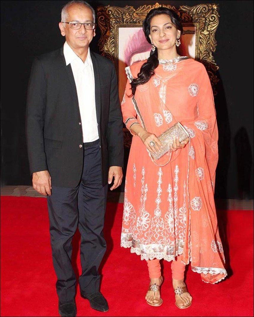 जूही चावला ने बिजनेसमैन जय मेहता से शादी की है। जूही जय की दूसरी पत्नी हैं। जय की पहली पत्नी का निधन हो गया था। जय मेहता देखने में जूही चावला से काफी बड़े लगते हैं। जब जूही जय मेहता की दूसरी पत्नी बनी थीं तो लोगों ने उन्हें पैसों का लालची तक करार दे दिया था।