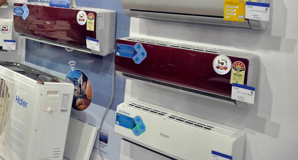 गर्मी में एसी से चलाने से काफी ज्यादा बिल आता है। Express Photo by Sahil Walia