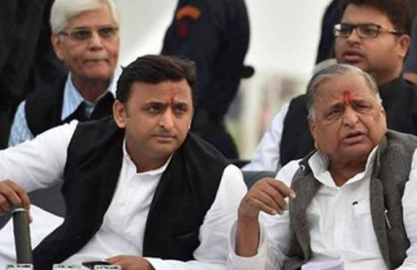अखिलेश यादव ने पिता मुलायम सिंह यादव के साथ खड़े न होने पर कहा था- नेताजी को कर दिया है फ्री