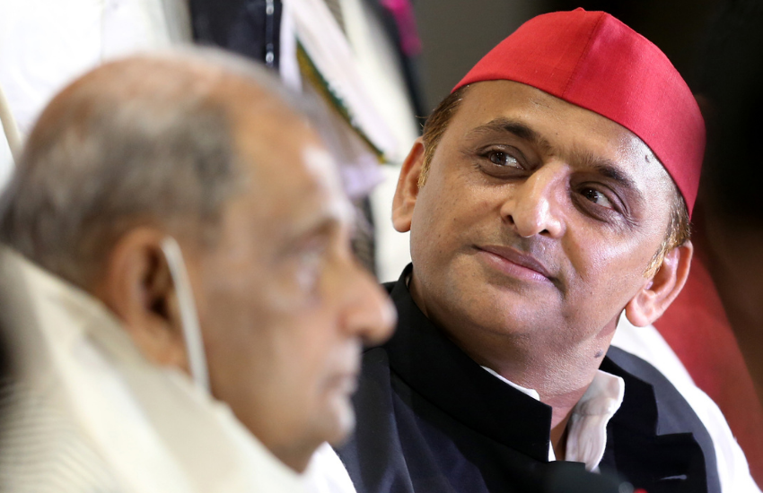 2017 में विधानसभा चुनाव से कुछ दिन पूर्व ही सपा और मुलायम सिंह यादव के परिवार में घमासान युद्ध चल रहा था। ( साजिश ऐसी हुई कि भैया के हाथ में चाबी और भाभी रह जाएं’, डिंपल यादव ने पहली बार जब पारिवारिक विवाद पर खोला था मुंह )