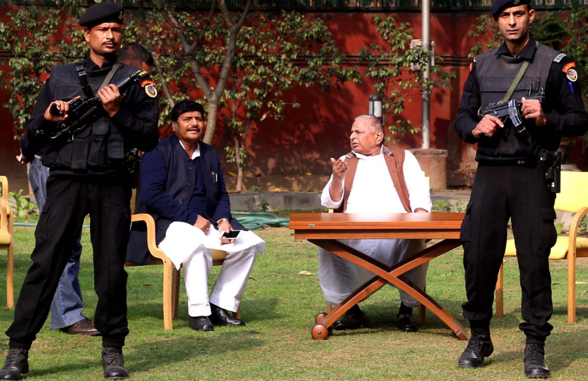 सपा से अखिलेश को हटाने के लिए शिवपाल ने सपा कार्यकताओं का सम्मेलन भी बुला लिया था। इस सम्मेलन में मुलायम सिंह के सामने शिवपाल ने अखिलेश के खिलाफ बहुत सी बातें की थीं। ( ‘हम खड़े हो गए थे तो आधे से अधिक मेरे साथ होंगे’, जब मुलायम सिंह यादव ने बेटे अखिलेश यादव को दी थी भरी सभा में चेतावनी )