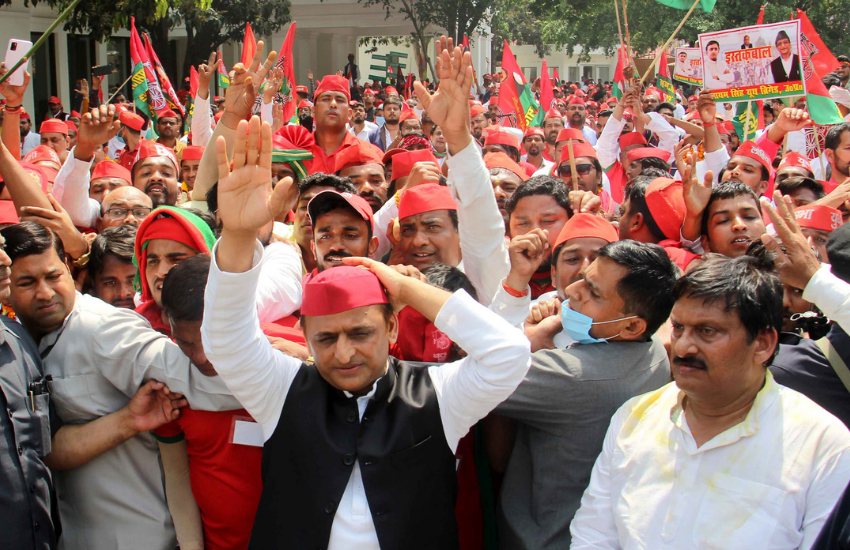 मुलायम के सामने ही अखिलेश के खिलाफ शिवपाल ने मोर्चा खोल दिया था और कहा था कि पार्टी को तोड़ने वालों को बाहर किया जाना चाहिए। (All Photos: Social Media and PTI)