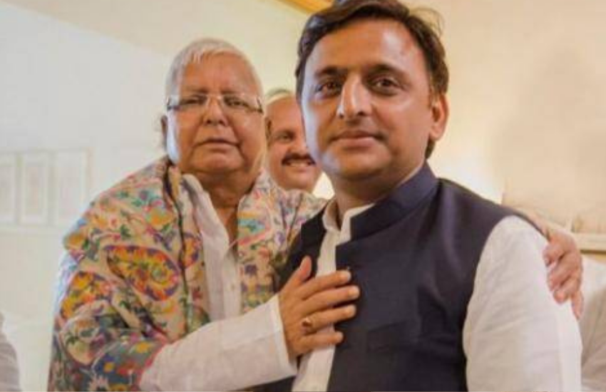 ऐसे में अखिलेश यादव का साथ देने उनके समझी लालू प्रसाद यादव खड़े हुए थे। अखिलेश से जब पिता की गैर मौजूदगी पर एक रिपोर्टर ने सवाल किया तो लालू ने तुरंत जवाब दिया कि, वह अकेले कहां हैं, उनके साथ वह खड़े हैं।( ‘इनकी आराम तलबी से सपा नहीं बनी राष्ट्रीय पार्टी’, जब पिता मुलायम मंच से ही गिनाने लगे थे अखिलेश यादव की कमियां )