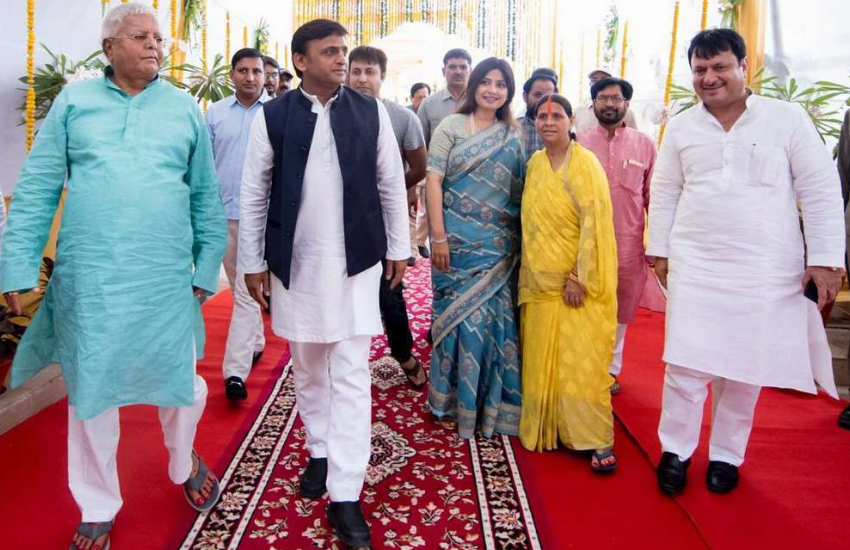 बता दें कि मुलायम ने चुनावी रैलियों में केवल शिवपाल और छोटी बहू अपर्णा के साथ खड़े हुए थे। अखिलेश और डिंपल ने अकेले-अकेले ही एक दिन में पांच-पांच जनसभाएं की थीं। (All Photos: Social Media)