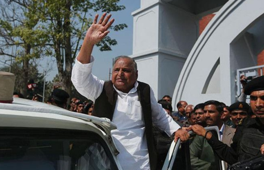 शपथ पत्र के मुताबिक मुलायम के पास कार नहीं है। हालांकि उनकी पत्नी एक लग्जरी कार की मालकिन हैं।(All Photos :PTI)