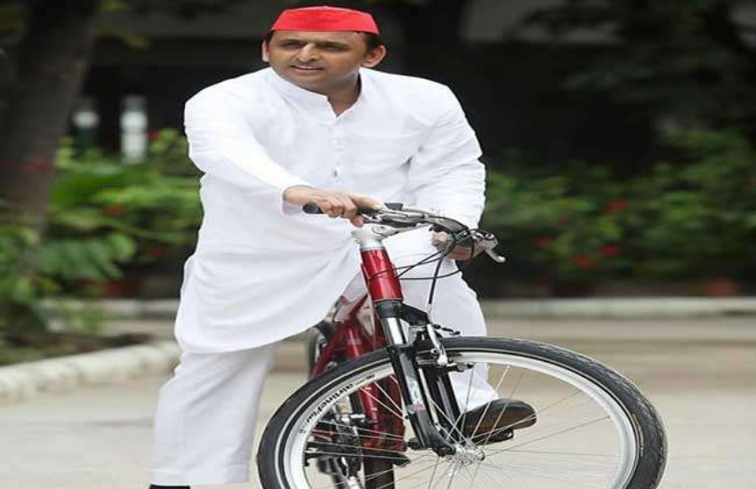 विधान सभा चुनाव के दौरान शिकोहाबाद के रामलीला मैदान से जब साइकिल रैली निकली तो अखिलेश यादव की साइकिल जोश के साथ सबसे आगे थी। अखिलेश की साइकिल कार और बाइक की रफ्तार की तरह हाईवे पर चल रही थी।(<a href="https://www.jansatta.com/photos/lifestyle-gallery/when-akhilesh-yadav-wife-dimple-yadav-had-threatened-the-youths-who-were-making-hue-and-cry-in-the-public-meeting-with-bhaiyaji/1762629/ ">मुलायम सिंह यादव की बहू डिंपल यादव ने जब शोर मचा रहे युवाओं को दी थी ‘भैयाजी’ के नाम की धमकी</a> )