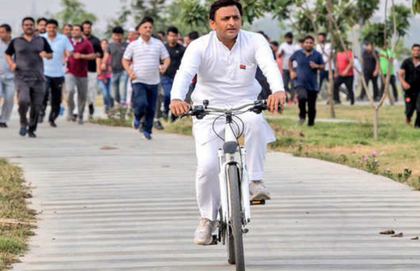 2017 के विधानसभा चुनाव में अखिलेश यादव (Akhilesh Yadav) की साइकिल और रथ उनकी ही तरह युवा पंसद की थी। अखिलेश सपा को युवाओं की पार्टी बताते आएं हैं। मुलायम सिंह यादव (Mulayam Singh Yadav) की पुरानी साइकिल की जगह उन्होंने नए जमाने की साइकिल चलाई थी। यही नहीं उनका समाजवादी रथ भी बेहद हाइटेक था। सपा की साइकिल मैराथन रैली में अखिलेश का पूरा परिवार शामिल हुआ था और परिवार के हर सदस्य की अपनी हाइटेक साइकिल थी। तो चलिए आपको अखिलेश यादव की युवा पसंद वाली साइकिल से लेकर सपा के रथ की कीमत से लेकर फैसिलिटीज़ के बारे में जानकारी दें।