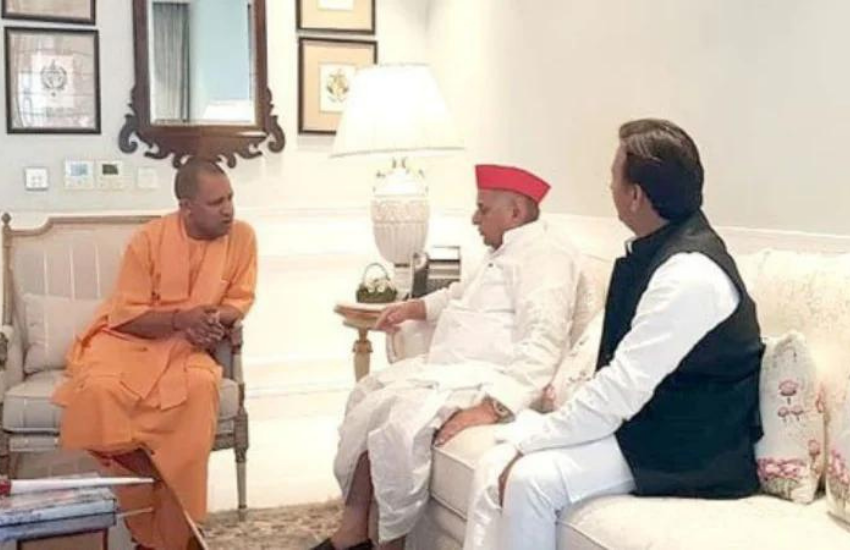 अखिलेश यादव ने योगी की नीति पर सवाल उठाते हुए कहा था कि मुख्यमंत्री कहते हैं कि बंदर परेशान करे तो हनुमान चालीसा पढ़ दें।