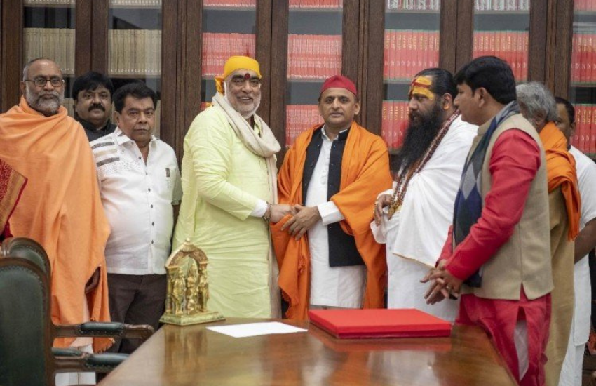 अखिलेश ने कहा था कि जब दो शपथ लेकर सत्ता में कोई बैठेगा तो वह खुद कंफ्यूज होगा कि संविधान से चले या किसी और चीज से।