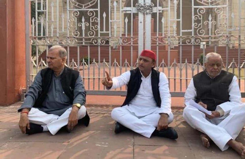 ‘द वायर’ के साथ बातचीत में अखिलेश यादव ने कहा था बीजेपी भी गठबंधन पर सरकार चलाती है। जबकि उनके गंठबंधन वाली पार्टीयां ही बीजेपी के लिए उलटा-सीधा बोलती रहती हैं, लेकिन बीजेपी सब सुन लेती हैं, क्योंकि उसे सत्ता में रहना है।( कभी अखिलेश यादव ने योगी आदित्यनाथ को दी थी सलाह, कहा था- रात में ज्यादा ना पढ़ा करें ओशो )