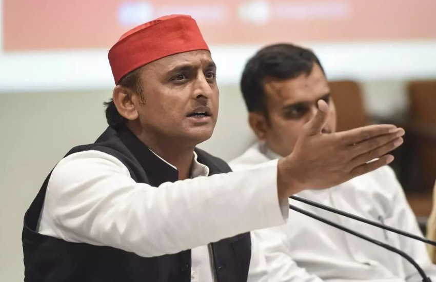 उत्तर प्रदेश में सपा (SP) और बीजेपी (BJP) के बीच आरोप-प्रत्यारोप का दौर चुनाव के समय सबसे ज्यादा बढ़ जाता है। बीजेपी जहां सपा को तुष्टीकरण वाली पार्टी बताती है, वहीं सपा भी बीजेपी को सांप्रादायिकता भड़काने वाली पार्टी बताती रही है। 2014 के चुनाव के समय से ही सपा और बीजेपी का ये तंज व्यक्ति विशेष तक पहुंच गया था। योगी आदित्यनाथ (Yogi Adityanath) और अखिलेश यादव (Akhilesh Yadav) एक-दूसरे की सरकार की कमियों के साथ ही व्यक्तिगत आरोप भी लगाने लगे थे। इसी क्रम में अखिलेश यादव ने भी बीजेपी के साथ योगी की नीतियों और सोच पर प्रहार किया था। चलिए जानें कि पूर्व सीएम अखिलेश ने योगी सरकार के लिए क्या कुछ कहा था।