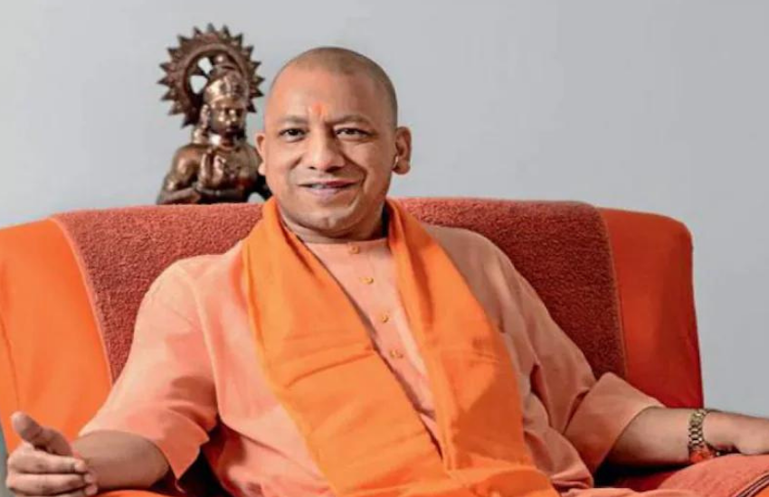 अच्छे लोगों को बाद में पता चला कि जो सत्ता में हैं, वह दो-दो शपथ लेकर बैठे हैं।( ‘घर मे छुपकर पढ़ते हैं हनुमान चालीसा और बाहर पहनते हैं टोपी’, अखिलेश यादव पर योगी आदित्यनाथ ने साधा था निशाना )