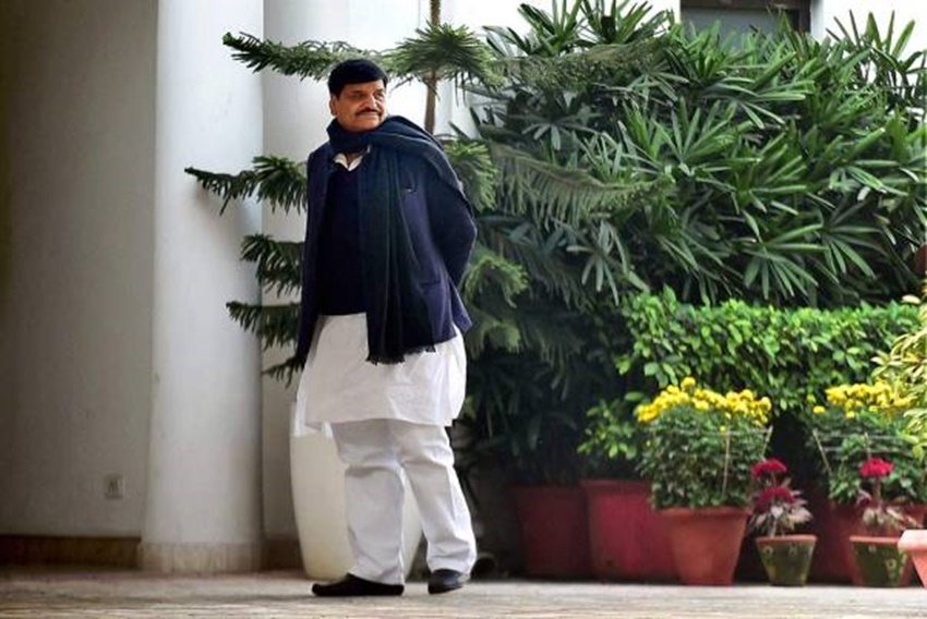 बता दें कि चुनाव से ठीक पहले अखिलेश यादव ने मुलायम सिंह यादव को राष्ट्रीय अध्यक्ष पद से हटाकर खुद उसपर अपनी ताजपोशी करा ली थी। साथ ही अखिलेश ने अपने चाचा शिवपाल यादव और मुलायम के करीबी अमर सिंह को पार्टी से ही निष्कासित कर दिया था। (यह भी पढ़ें: <a href="https://www.jansatta.com/photos/picture-gallery/mulayam-singh-yadav-daughter-in-law-dimple-yadav-akhilesh-yadav-wife-is-angriest-person-of-family-but-excellent-cook-also/1758735/">मुलायम सिंह की फैमिली में सबसे ज्यादा गुस्सैल हैं डिंपल यादव, लेकिन एक मामले में हैं लाजवाब</a> )