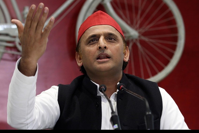 एक समाचार चैनल के इंटरव्यू में इस सवाल पर अखिलेश ने कहा था कि मैं बता तो दूं कि पिताजी ने क्या कहा था लेकिन आप यकीन नहीं करेंगे। फिर भी उनसे जवाब मांगा गया।