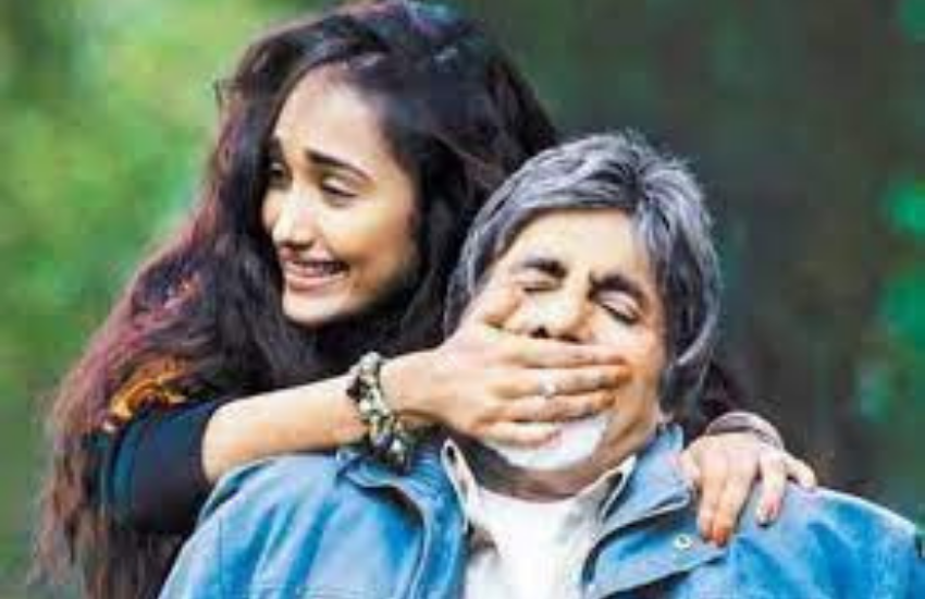 अपनी उम्र से 44 साल छोटी एक्ट्रेस के साथ बोल्ड सीन्स देने पर अमिताभ बच्चन को अलोचनाओं का भी सामना करना पड़ा था।(शादीशुदा से संबंध रखने पर फिल्मों में लगा बैन तो इस एक्ट्रेस ने कर ली शादी, 4 दिन तक चला था मैरिज सेलिब्रेशन )