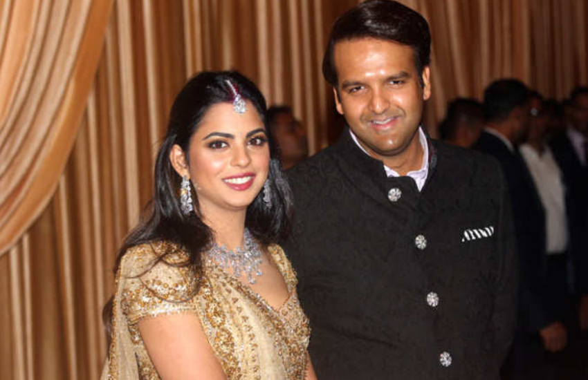 वोग मैगजीन को इंटरव्यू में ईशा ने बताया था कि उनके पापा मुकेश को आनंद इसलिए पसंद आए थे, क्योंकि उनमे बहुत सी ऐसी खूबियां थीं जो उनके दादा में थीं।