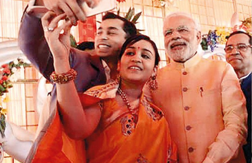 साल 2014 में ही फैजाबाद के माटी रत्न समारोह में अपर्णा ने पीएम मोदी की तारीफ में कसीदे कढ़े थे। जबकि सपा भाजपा की धुर विरोधी पार्टी है।( ‘मुझे तो जानबूझ कर अपनों ने हराया था’, मुलायम की बहू अपर्णा यादव ने चुनाव हारने के बाद बयां किया था दर्द )
