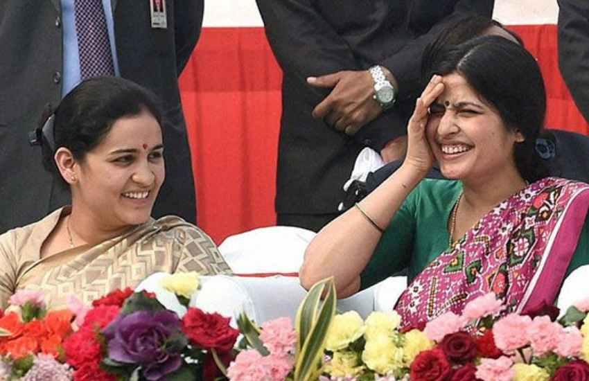 नवंबर 2013 में अपर्णा ने अपने जेठ अखिलेश यादव की सरकार को 'भौकाल सरकार' बताया दिया था।( अखिलेश यादव के ईवीएम में गड़बड़ी के सवाल पर मुलायम की बहू अपर्णा यादव ने उठाई थी उंगली, जेठ के तर्क को ठहराया था गलत )