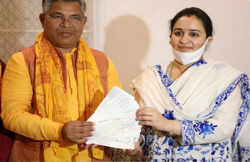 राम मंदिर निर्माण चंदे की बात हो या राम कार्यसेवकों पर गोली चलवाने का मुद्दा, अपर्णा हमेशा अपनी अलग राय ही रखती हैं।