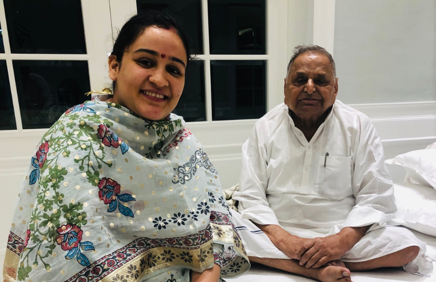 ‘उलटा चश्मा यूसी’ को दिए इंटरव्यू में अपर्णा ने बताया था कि पार्टी या परिवार के खिलाफ जब भी वह कुछ करती हैं नेताजी से डांट पड़ती है।