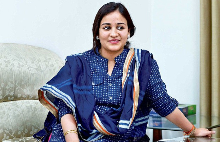 मुलायम सिंह यादव (Mulayam Singh Yadav) और अखिलेश यादव (Akhilesh Yadav) के बीच हुए पारिवारिक विवाद का असर सपा और राजनैतिक विस्तार पर भी पड़ा था। मुलायम की दूसरी पत्नी साधना गुप्ता की बहू अपर्णा यादव (Aparna Yadav) ने चुनाव हारने के बाद अखिलेश यादव के ईवीएम खराबी पर भी सवाल खड़ा कर दिया था। अपने ही जेठ के तर्क को अपर्णा ने गलत साबित करते हुए बहुत सी बातें की थीं। आइए जानें कि जेठ अखिलेश के लिए अपर्णा ने क्या कुछ कहा था।