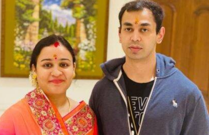 मुलायम सिंह यादव की दूसरी पत्नी साधना गुप्ता के बेटे प्रतीक यादव की शादी अर्पणा बिष्ट यादव से हुई है।