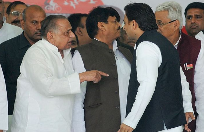 मुलायम और अखिलेश के बीच का झगड़ा परिवार से ही शुरू हुआ था। शिवपाल यादव और सौतेली मां साधना गुप्ता पर साजिश के आरोप भी लगे थे।(<a href="https://www.jansatta.com/photos/lifestyle-gallery/when-akhilesh-yadav-had-cut-the-ticket-of-mulayam-singh-yadav-second-wife-sadhna-gupta-daughter-in-law-aparna/1758803/ ">मुलायम सिंह यादव की दूसरी पत्नी साधना गुप्ता की बहू अपर्णा का जब अखिलेश यादव ने काट दिया था टिकट, फिर ऐसे मिला मौका </a> )