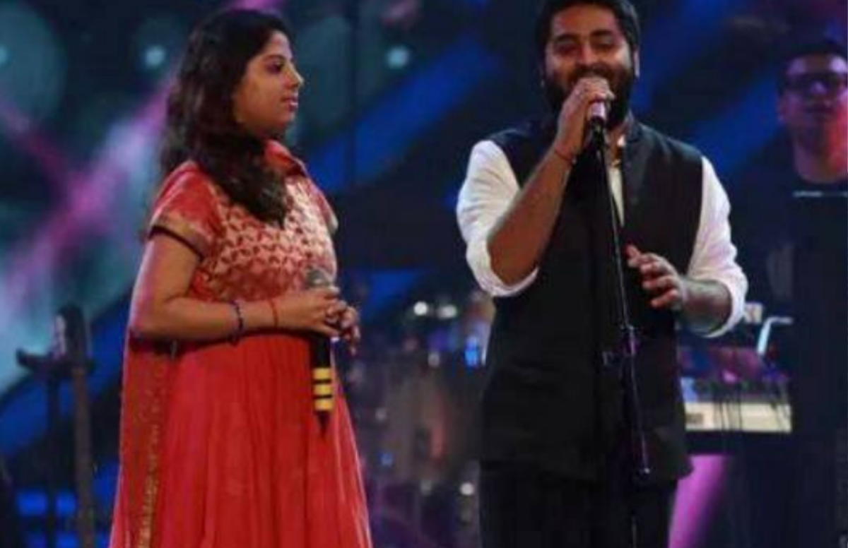 बॉलीवुड प्लेबैक सिंगर अरिजीत सिंह (Arijit Singh) अपने प्रोफेशलन लाइफ की तरह अपनी पर्सनल लाइफ में हमेशा उंचाईयों पर नहीं चढ़ सके थे। उन्होंने अपनी को-कंटेस्टेंट रूपरेखा बनर्जी से लव मैरिज तो की, लेकिन ये शादी लंबी नहीं चल सकी। पहली शादी में मिले तनाव और बर्बादी वह टूट गए थे। ऐसे समय में उन्हें एक बच्चे की मां से सहारा मिला और वह उनके करीब आ गए। बता दें कि, अरिजीत सिंह का विवादों से नाता हमेशा जुड़ा रहा है। सलमान खान (Salma Khan) से भी उनका एक बार विवाद हो गया था। तो चलिए आज आपको अरिजीत सिंह की जिंदगी के डार्क मोड से लाइट मोड तक की कहानी बताएं।
