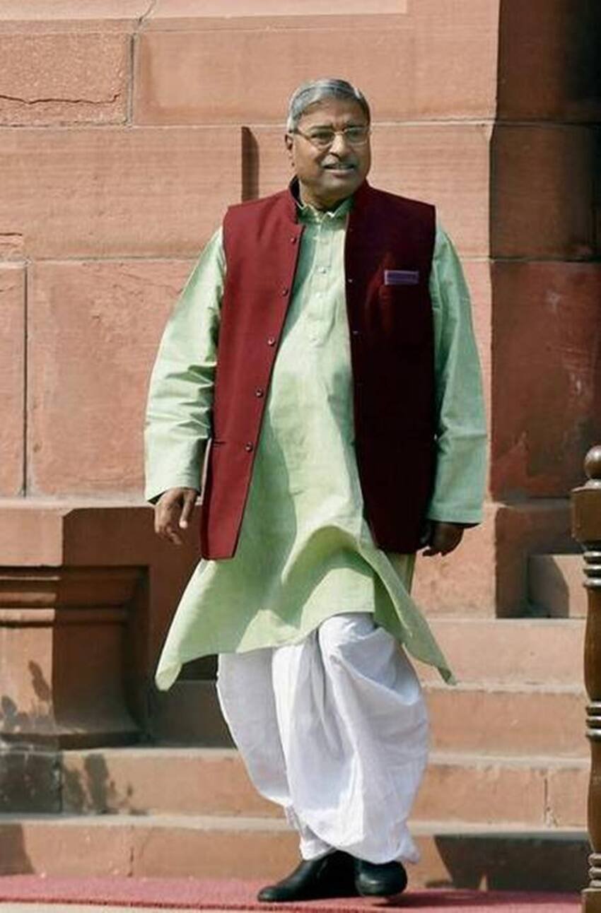 विनय कटियार लोकसभा और राज्यसभा, दोनों सदनों के सदस्य रह चुके हैं। विनय कटियार के एक बेटे हैं। (यह भी पढ़ें: गजेंद्र चौहान से संजय दत्त तक: मुसलमान हैं इन एक्टर्स की पत्नी, जानिए किसके हैं कितने बच्चे )