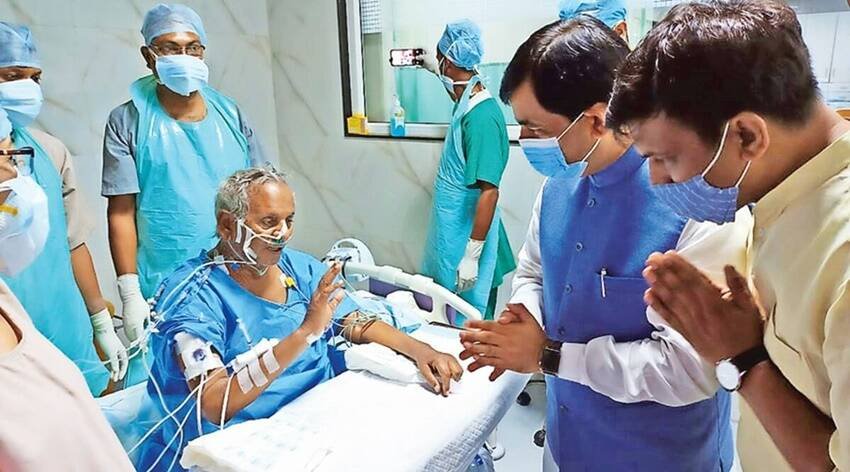 कल्याण सिंह यूपी के सीएम भी रह चुके हैं। कल्याण सिंह की पत्नी का नाम रमावती देवी है। कल्याण सिंह के बेटे राजवीर सिंह भी राजनीति में हैं। कल्याण सिंह की एक बेटी हैं जिनका नाम प्रभा वर्मा है। (यह भी पढ़ें: आशाराम से राधे मां तक, किसी के 4 तो किसी के 3 बच्चे, जानें इन 5 चर्चित बाबाओं की हैं कितनी संतान )